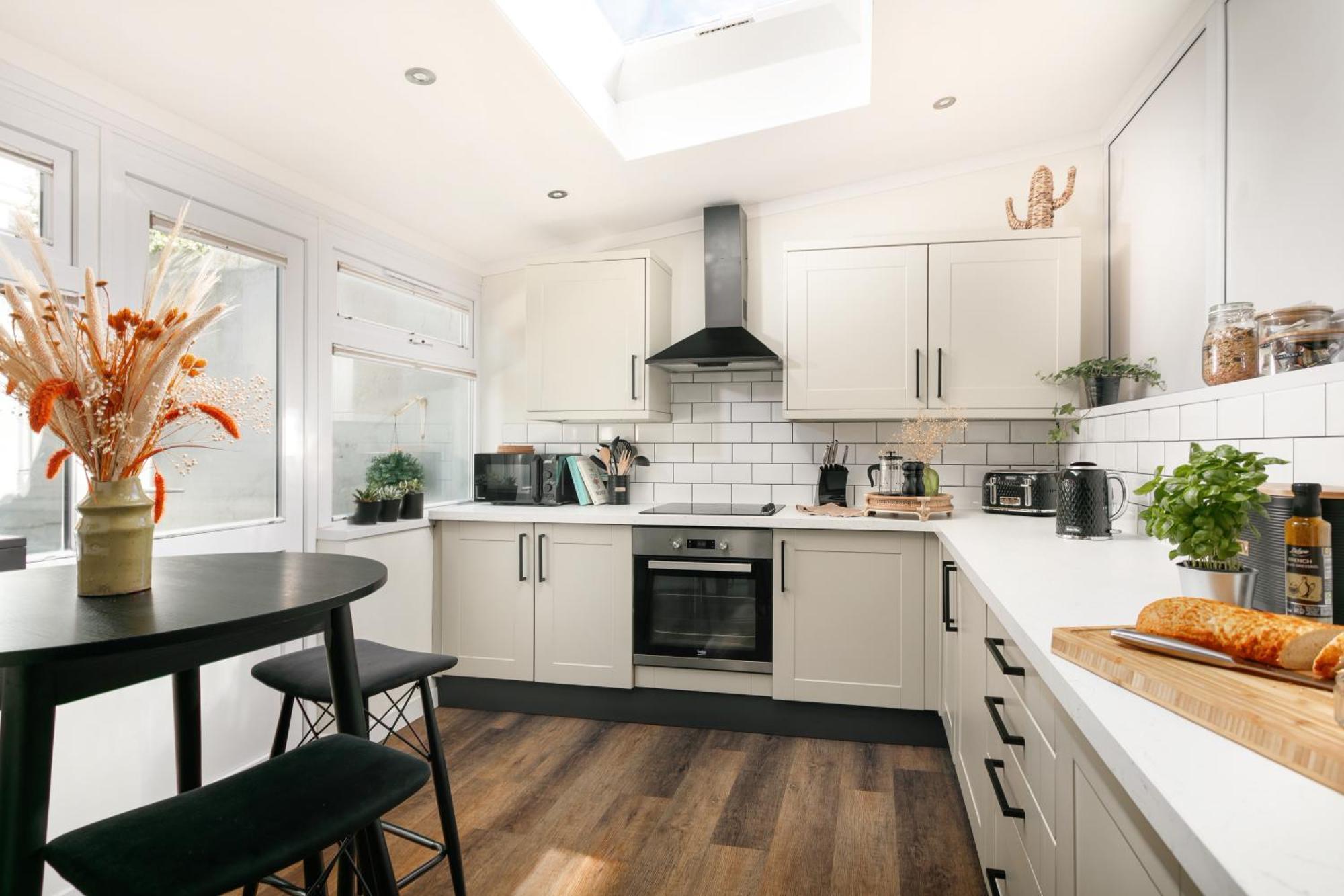 New Luxury For 2024 - Central Plymouth House - Sleeps 10 - Access To Plymouth Town - Close To The Barbican - Pets Welcome - Parking Available - By Luxe Living By Sophia Exterior foto